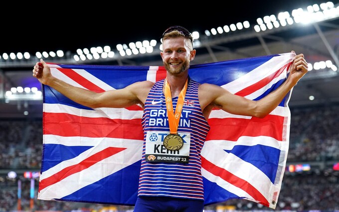 البريطاني جوش كير يحرز الميدالية الذهبية في سباق ال 1500م