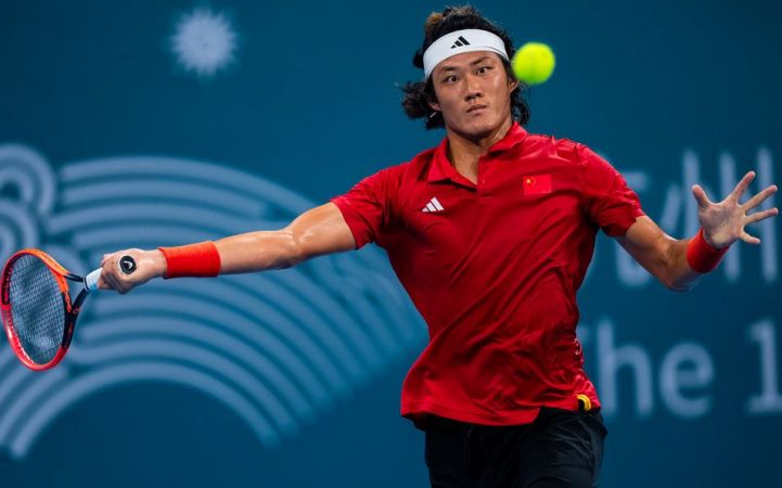 جانغ جيجن  أوّل صيني يتوّج بذهبية كرة المضرب منذ " 1994 "