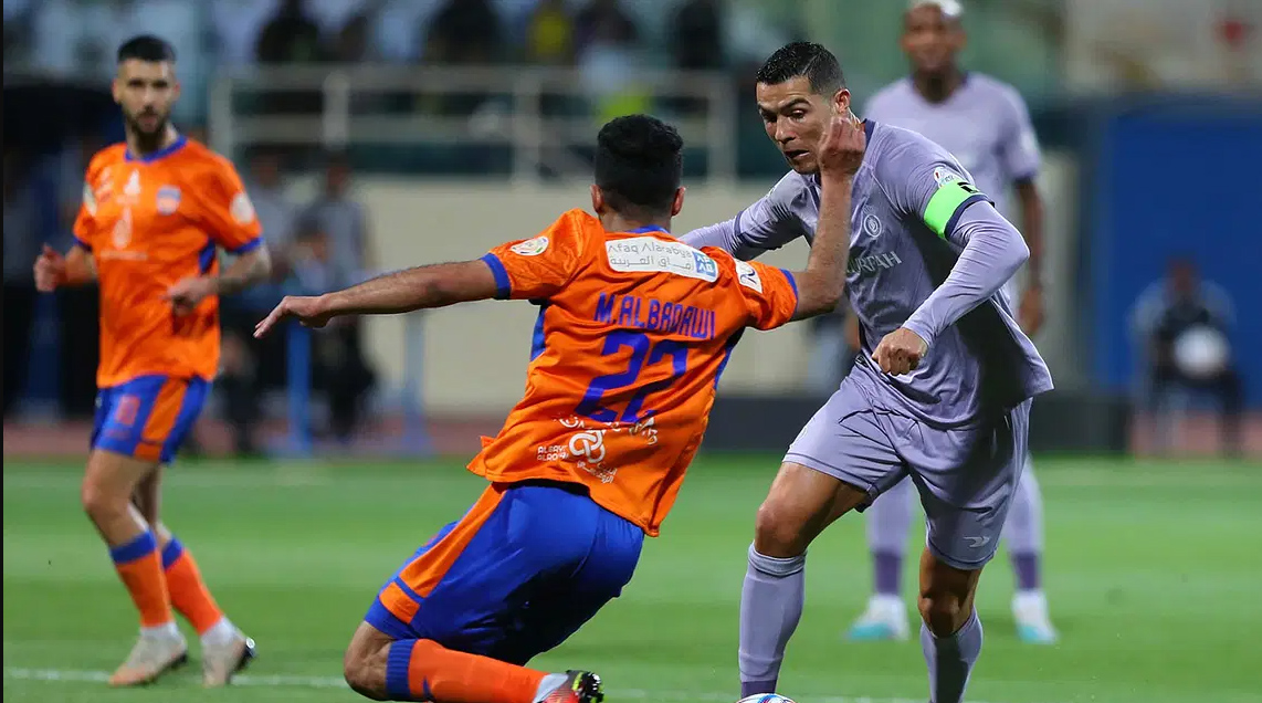 (بالفيديو): رونالدو يخرج غاضباً مرة أخرى في الدوري السعودي