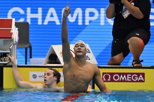التونسي أحمد الحفناوي يحطم الرقم القياسي العالمي في سباق 1500م سباحة حرة