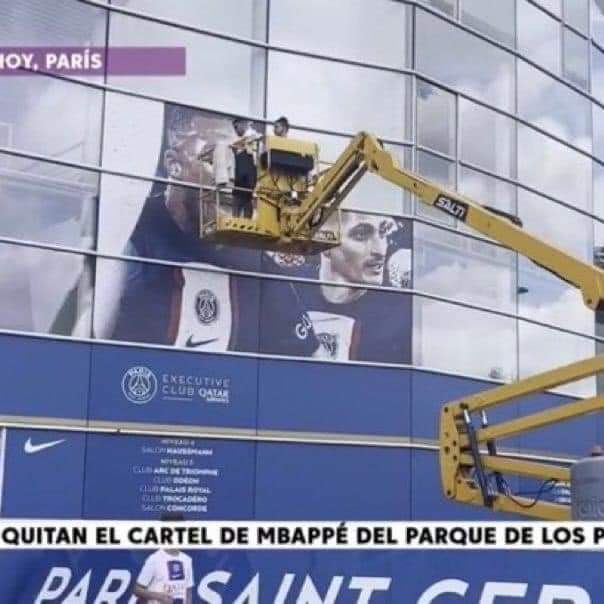 إزالة صورة كيليان مبابي من واجهة ملعب باريس سان جيرمان