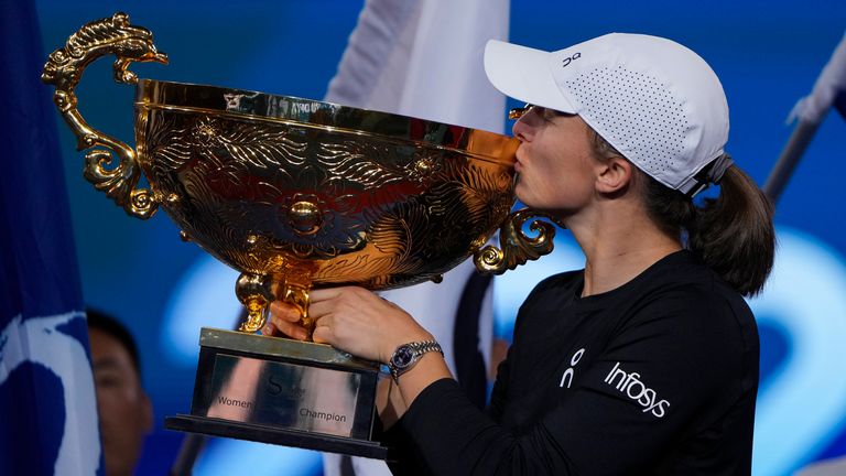 البولندية إيغا شفيونتيك تتوج بلقب بطولة الصين المفتوحة للتنس