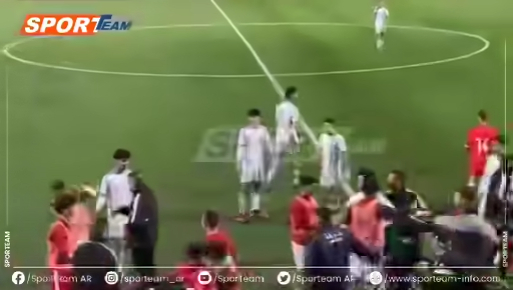 مدرب الجزائر يصفع لاعبيه في مباراة ضد تونس ويثير جدلا واسعا